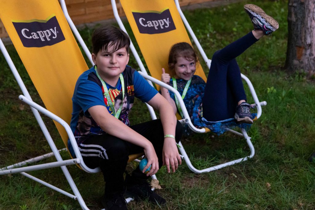 PEOPLE TEAM-be érkezés után kipihenik a táborozók az út fáaradalmait