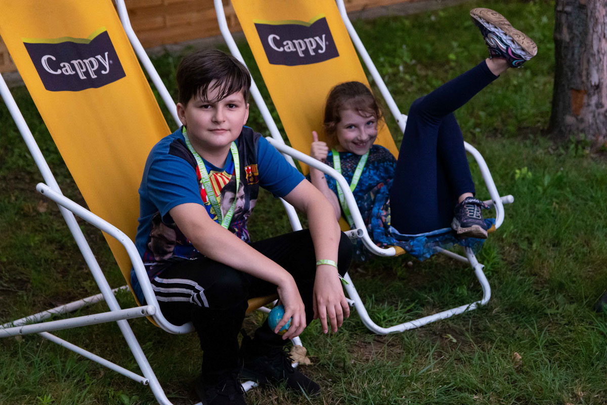 PEOPLE TEAM-be érkezés után kipihenik a táborozók az út fáaradalmait